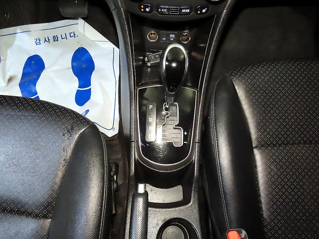 HYUNDAI Accent - Vista 12