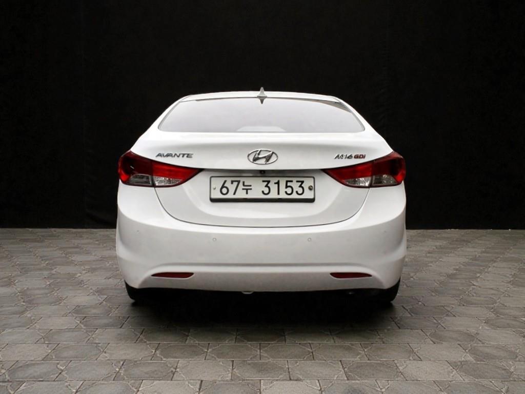 HYUNDAI Avante - Vista 3