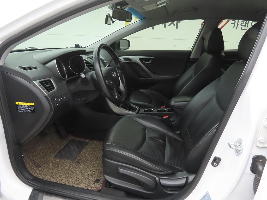 HYUNDAI Avante - Vista 5