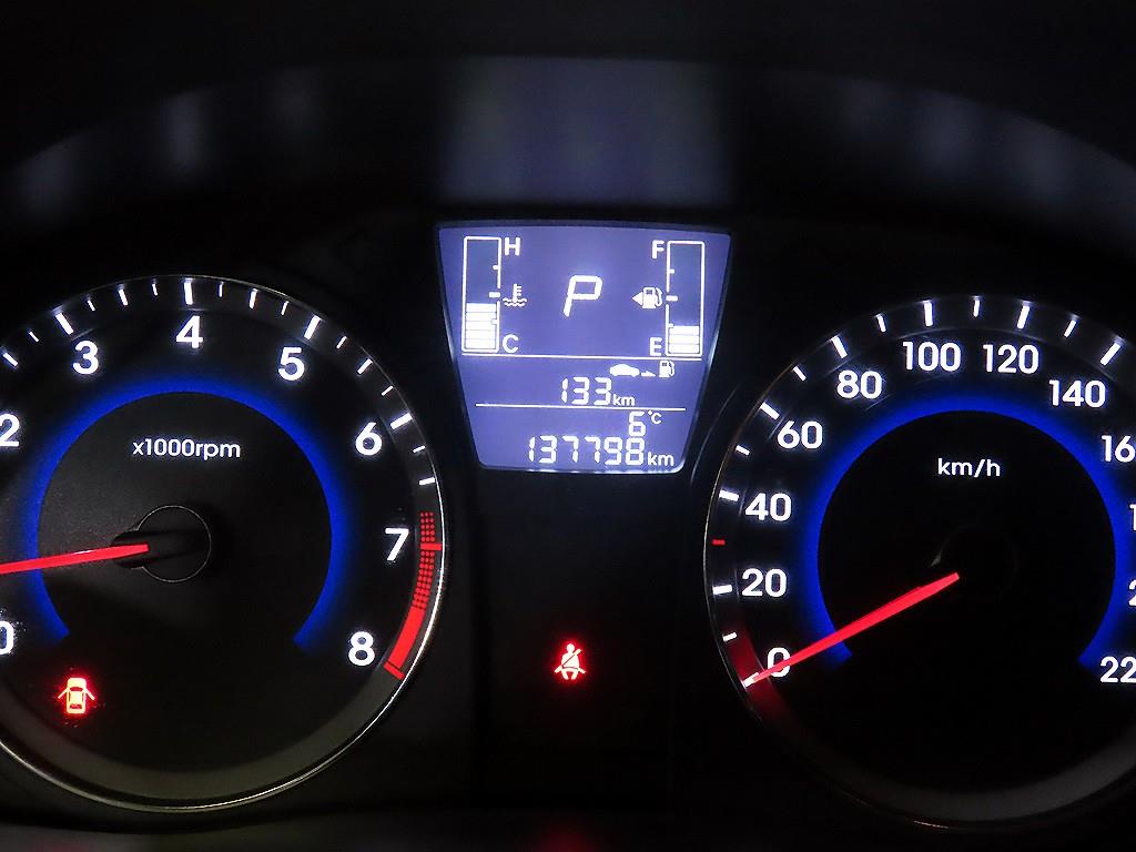 HYUNDAI Accent - Vista 9