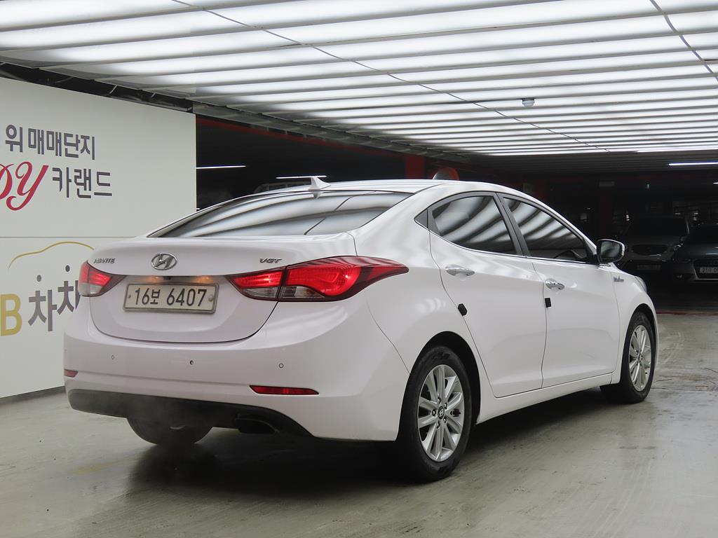 HYUNDAI Avante - Vista 4