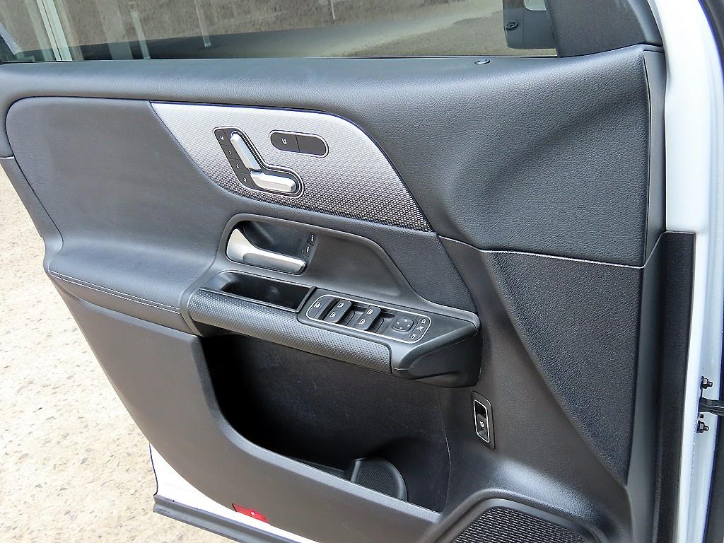 Mercedes Benz GLB Class - Vista 11