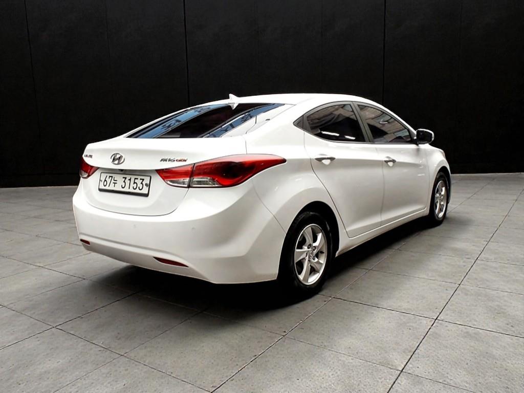 HYUNDAI Avante - Vista 4