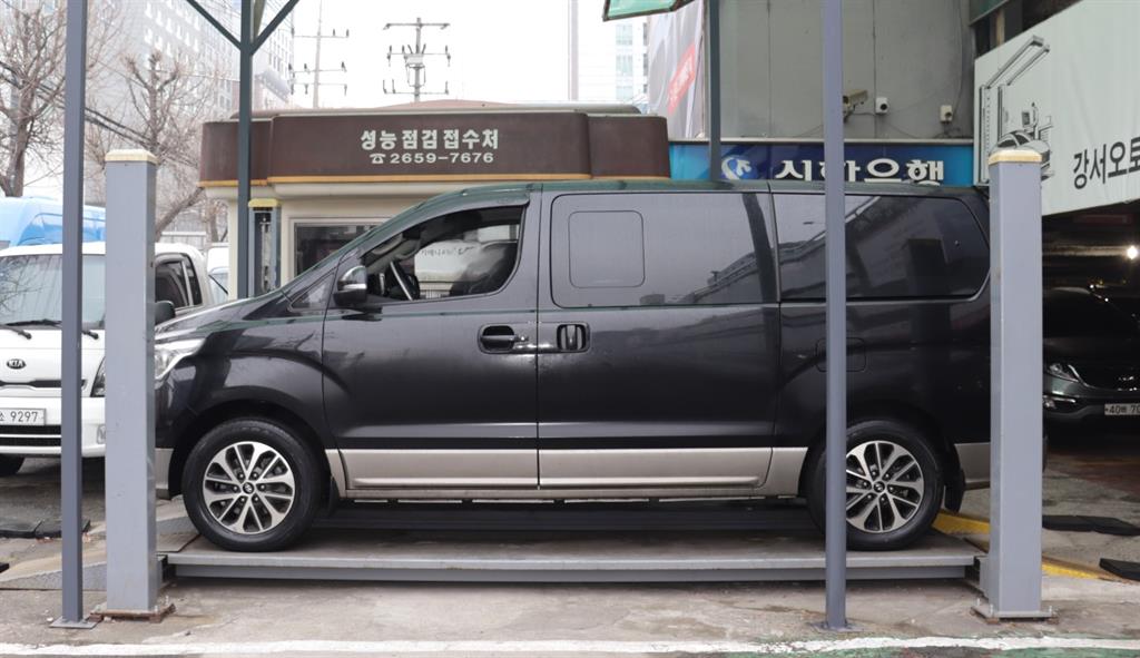 HYUNDAI Starex - Vista 9