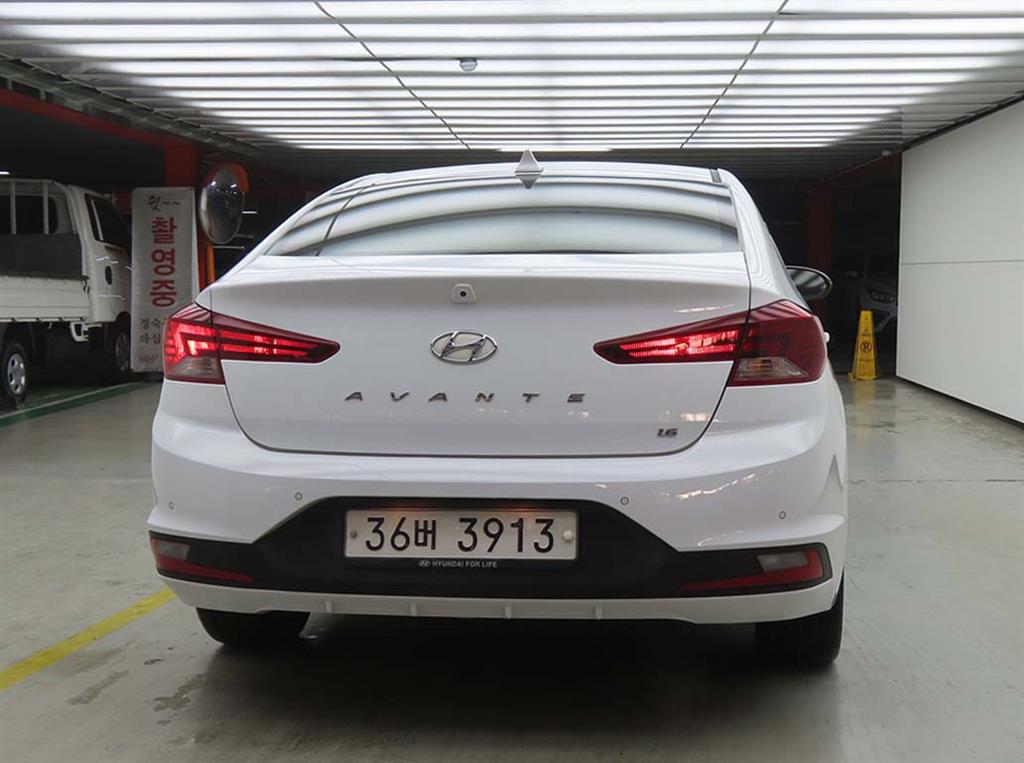 HYUNDAI Avante - Vista 3