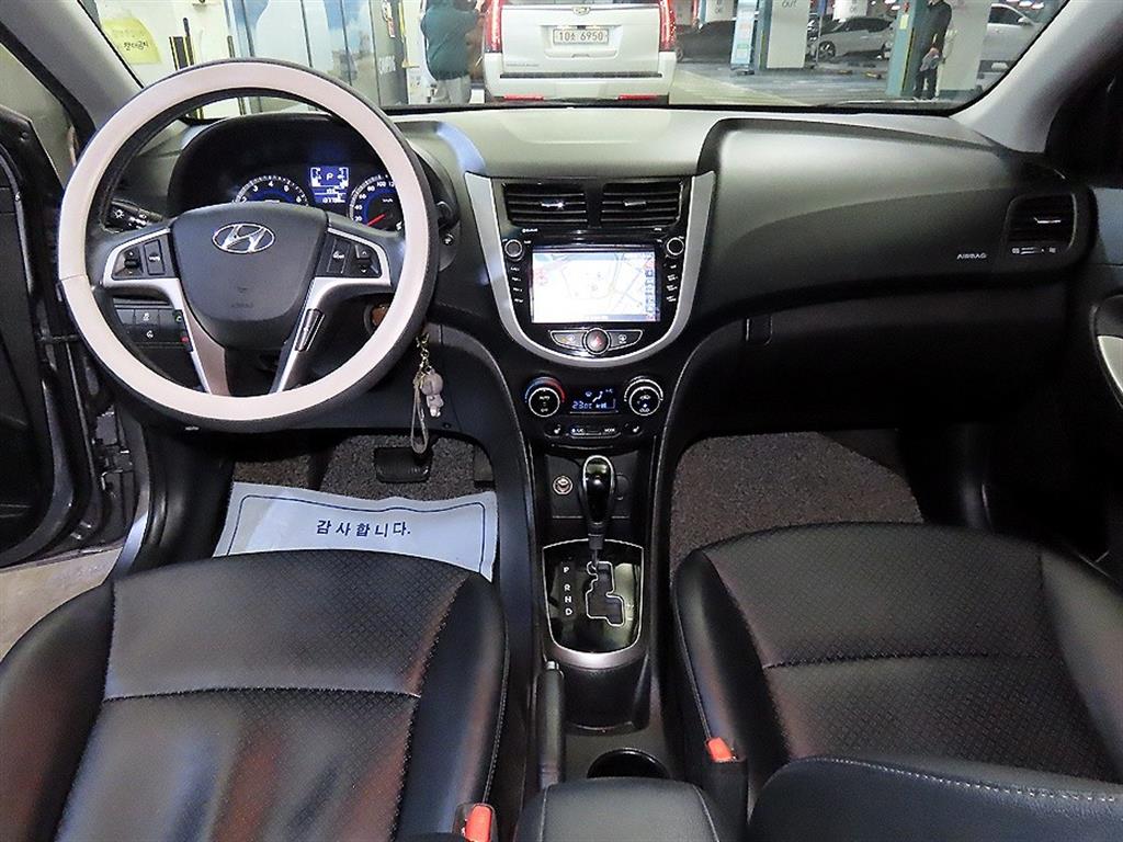 HYUNDAI Accent - Vista 10