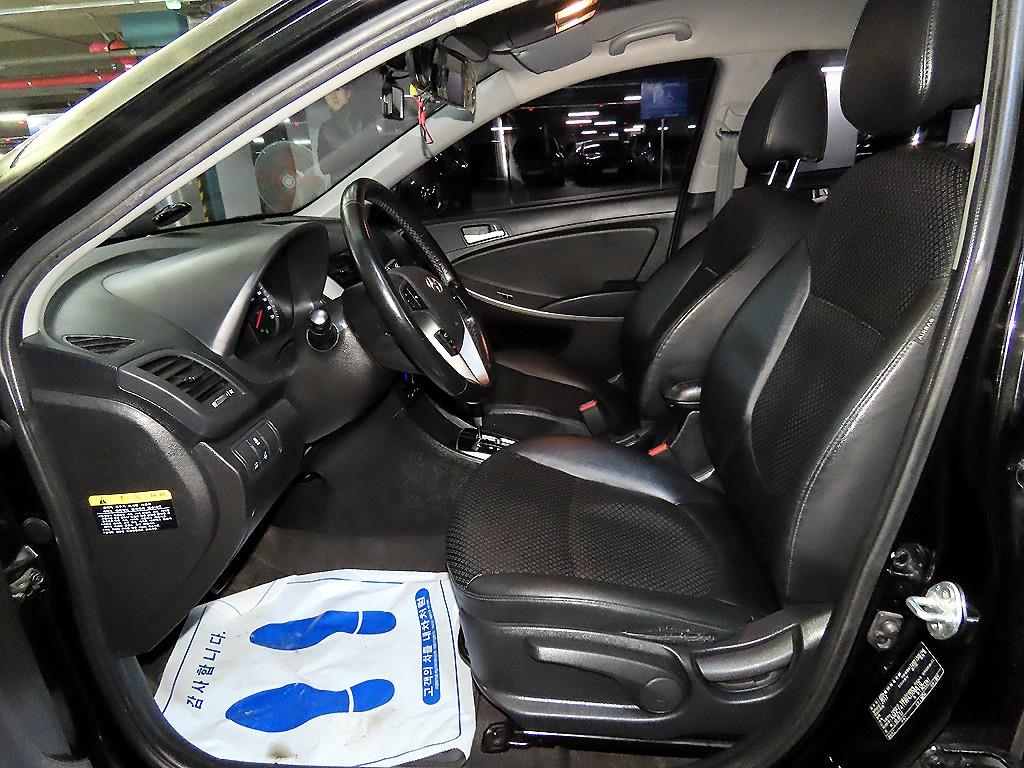 HYUNDAI Accent - Vista 6