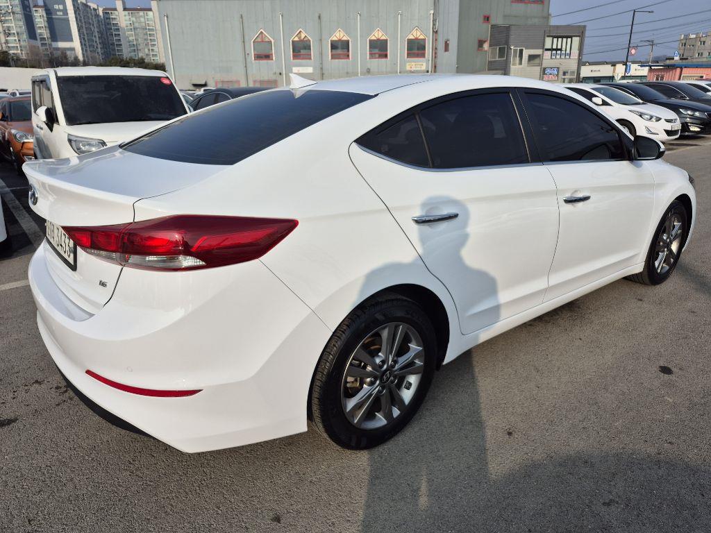 HYUNDAI Avante - Vista 6