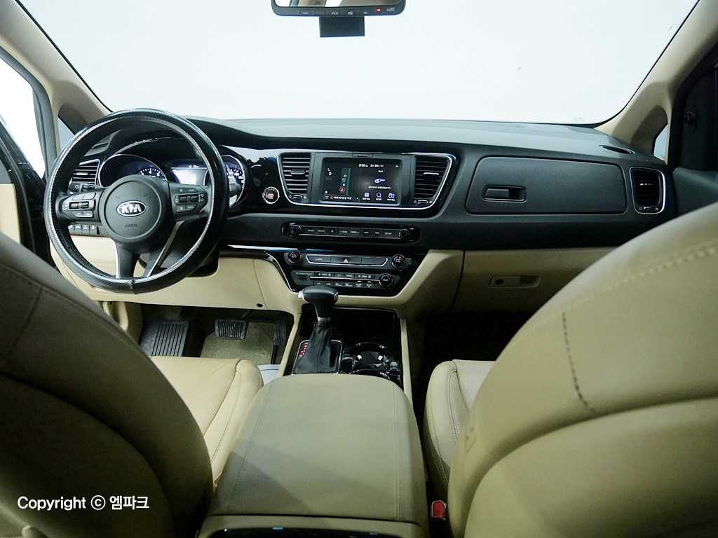 KIA Carnival - Vista 6