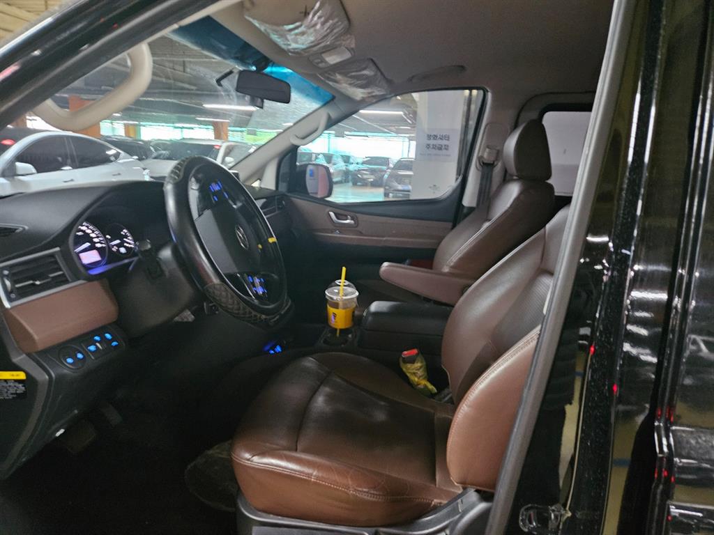 HYUNDAI Starex - Vista 5