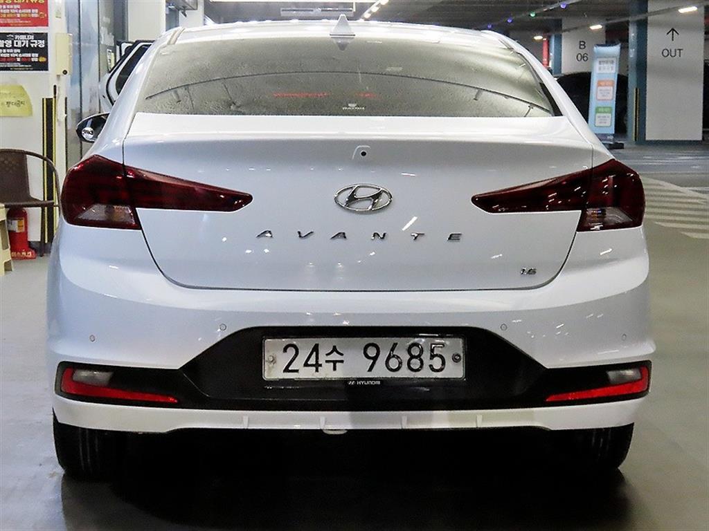 HYUNDAI Avante - Vista 5