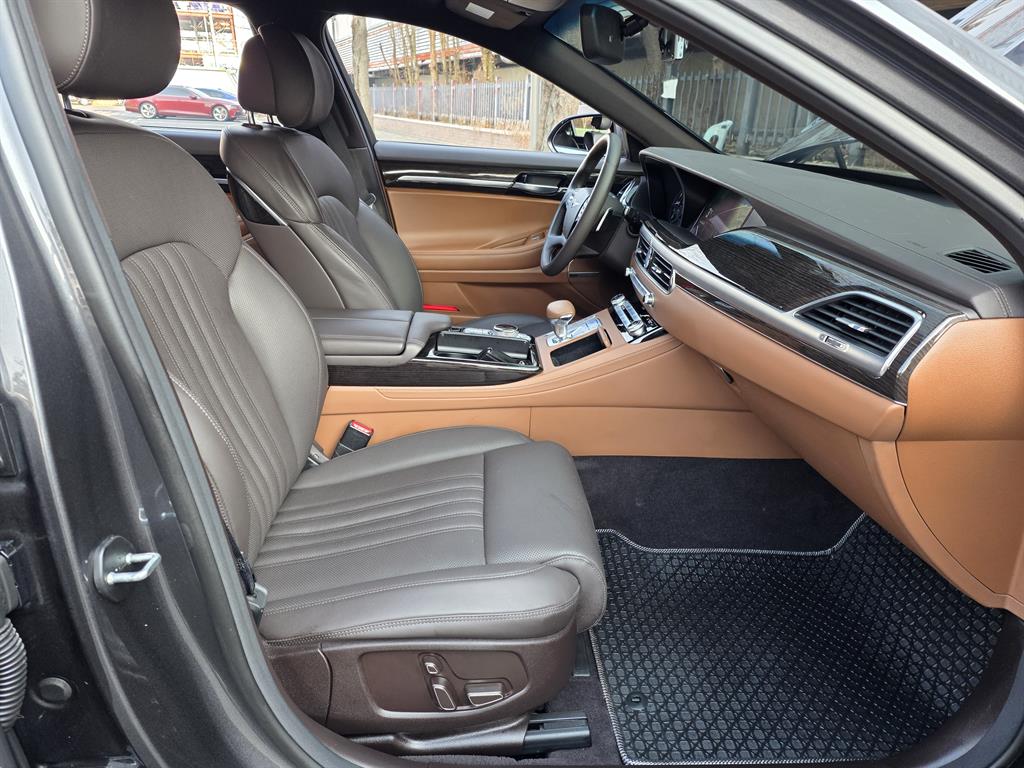 Genesis G90 - Vista 10