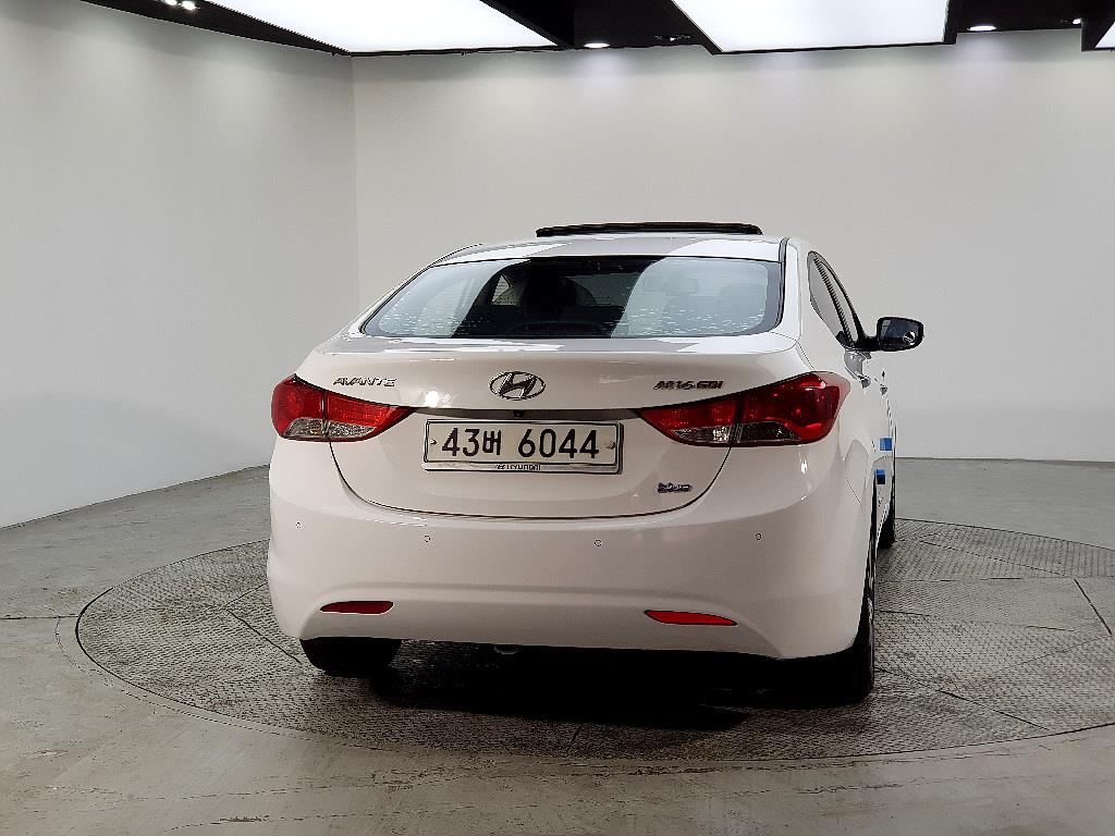 HYUNDAI Avante - Vista 3