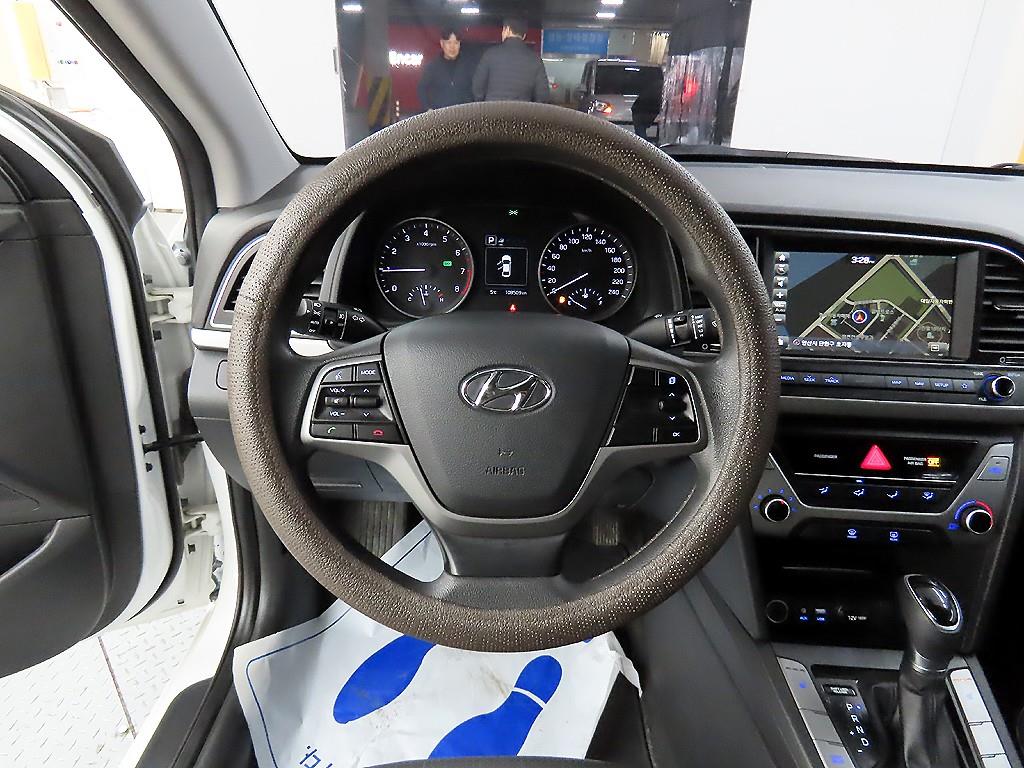 HYUNDAI Avante - Vista 9