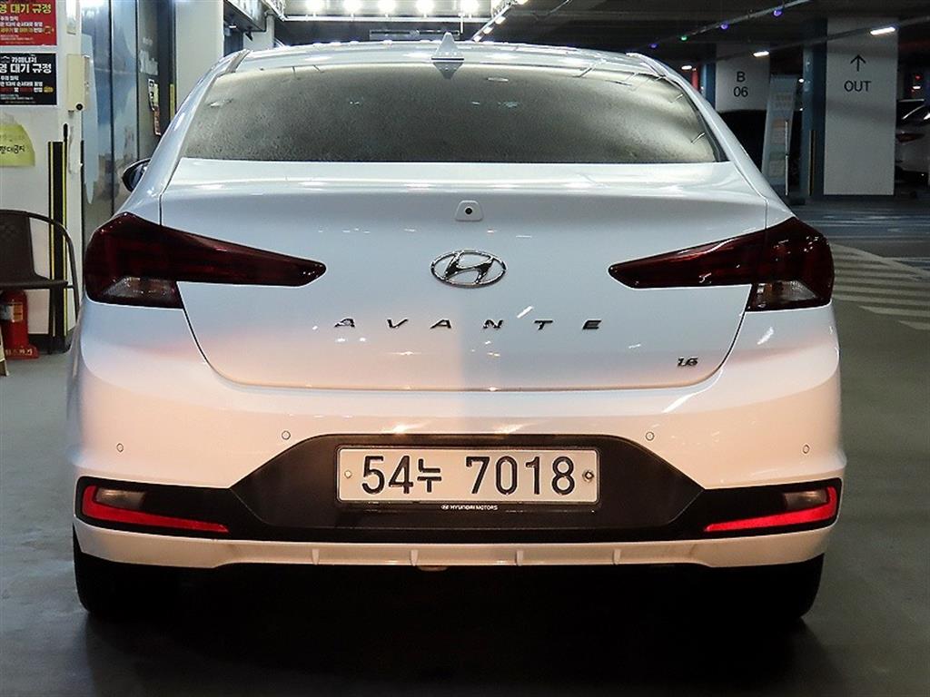 HYUNDAI Avante - Vista 5