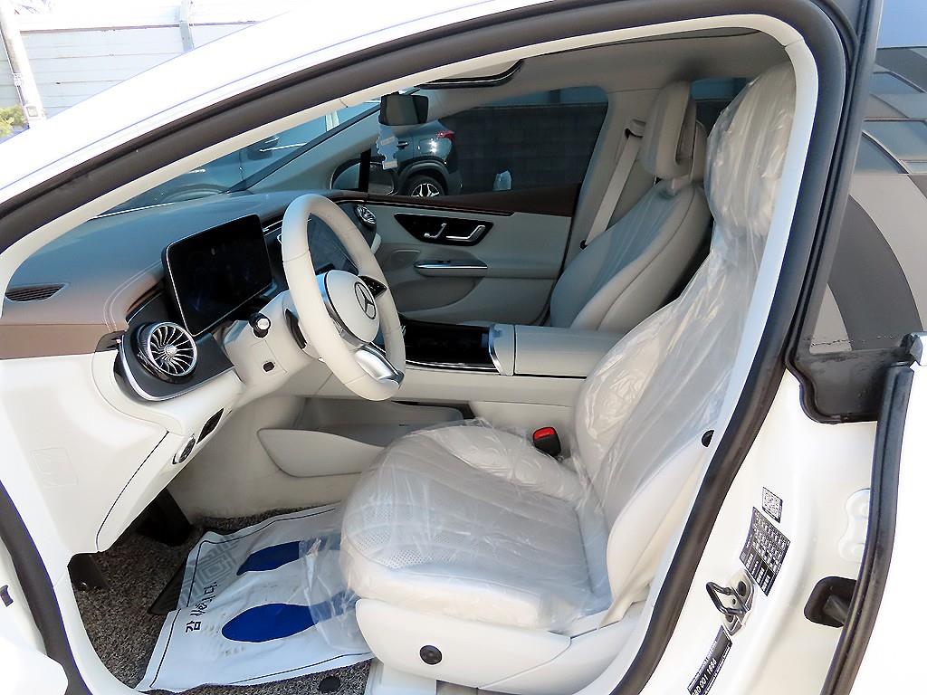 Mercedes Benz EQE - Vista 5