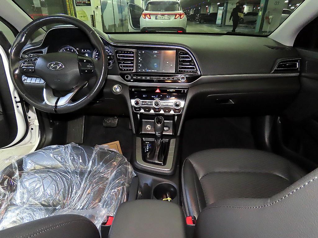 HYUNDAI Avante - Vista 10