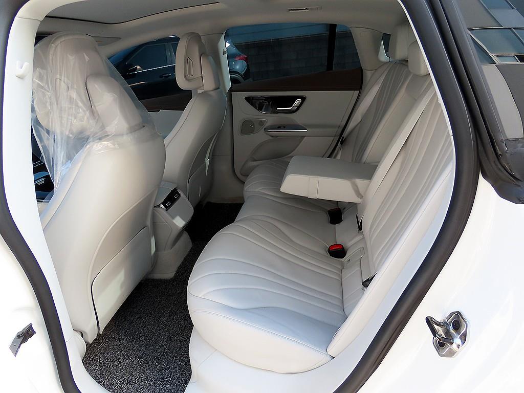 Mercedes Benz EQE - Vista 6