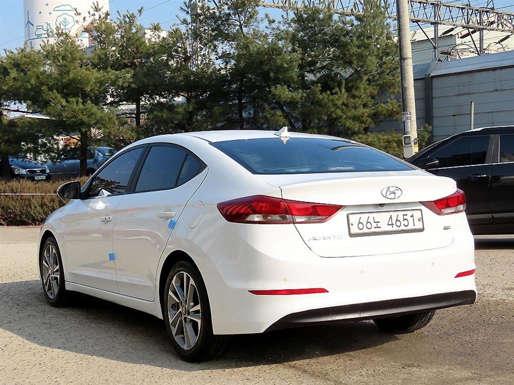 HYUNDAI Avante - Vista 3