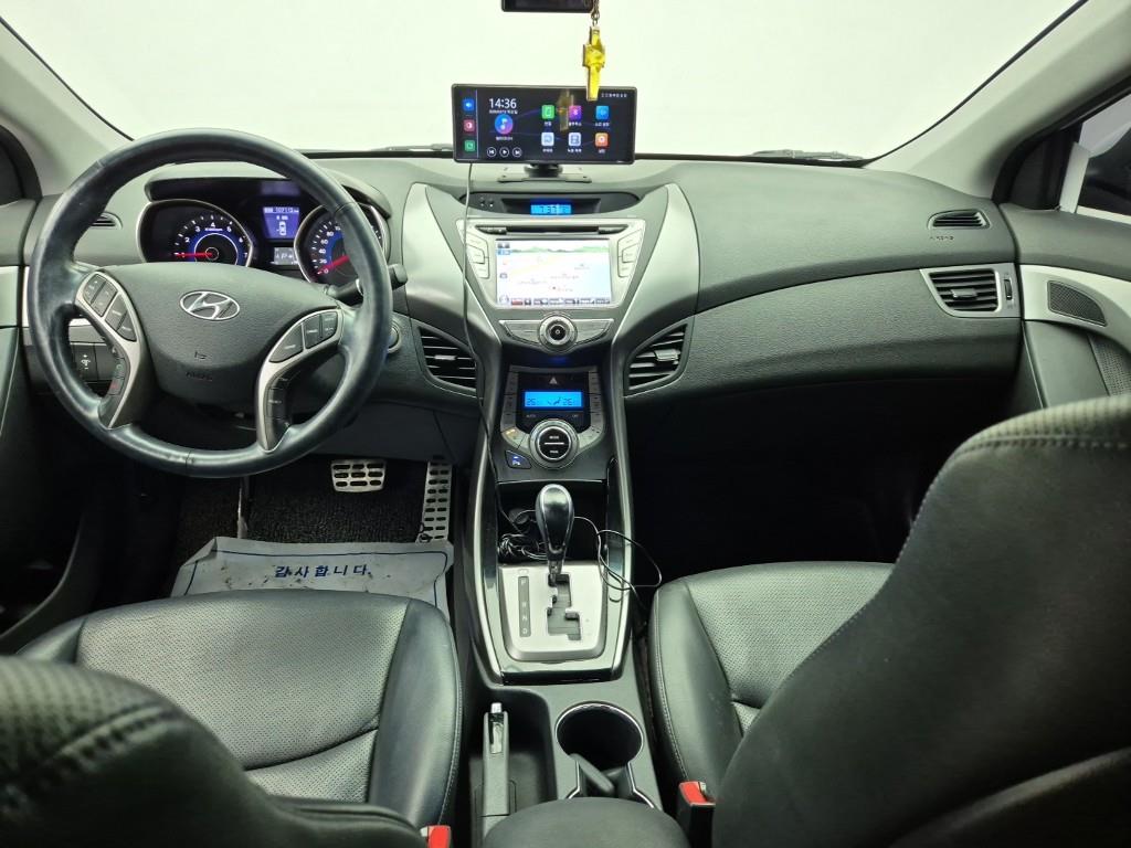 HYUNDAI Avante - Vista 5