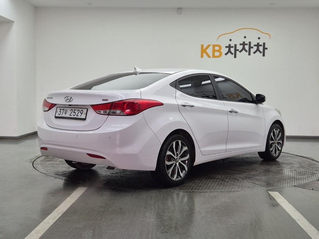 HYUNDAI Avante - Vista 4