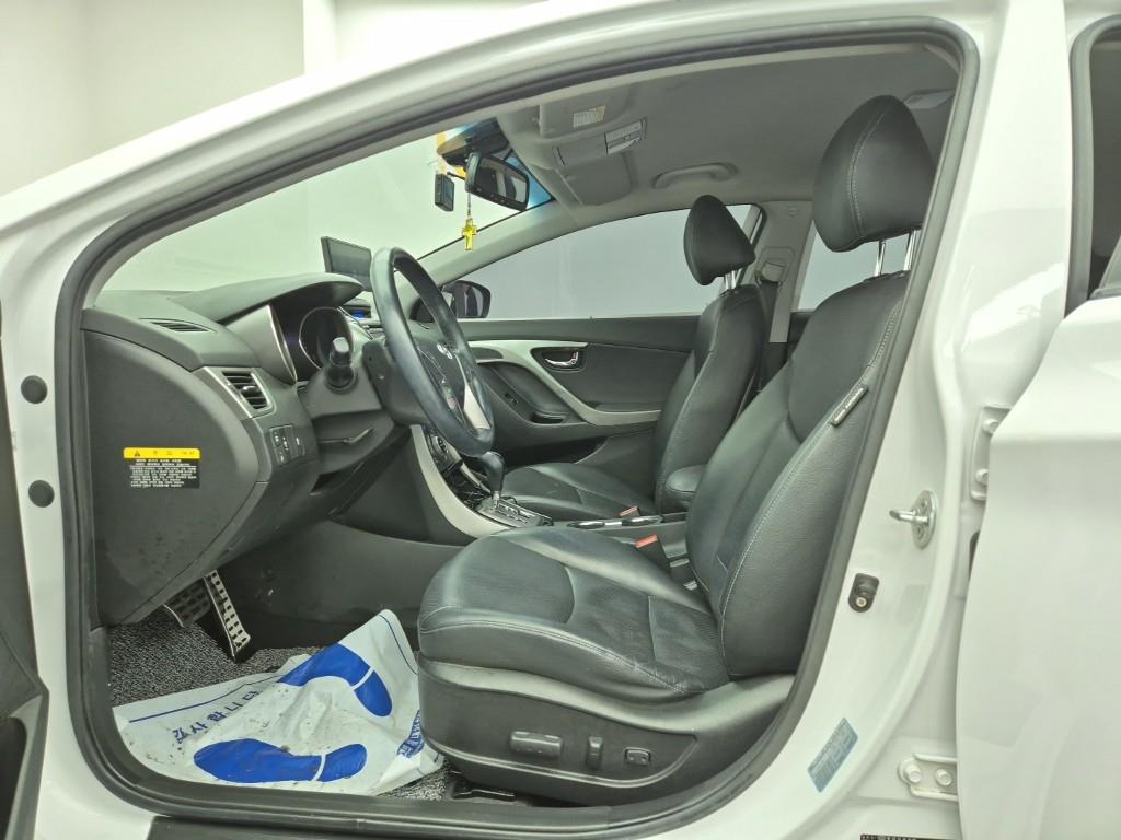 HYUNDAI Avante - Vista 11