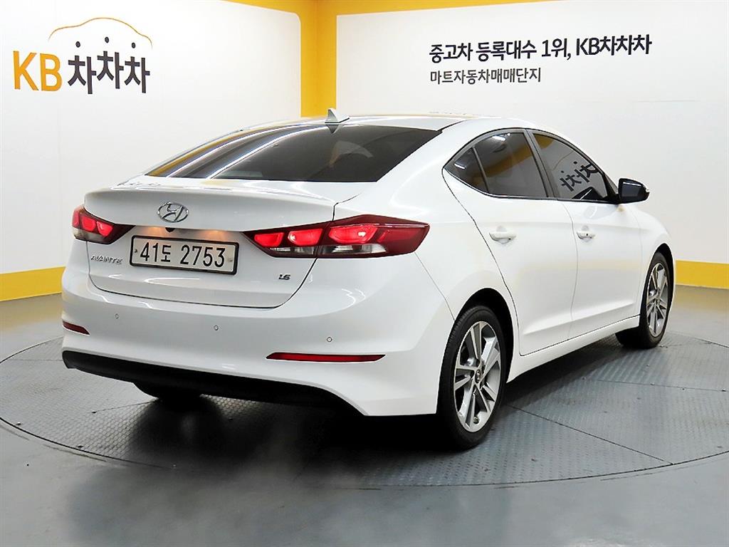 HYUNDAI Avante - Vista 4