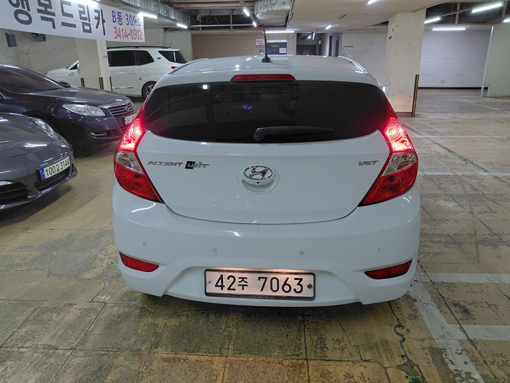 HYUNDAI Accent - Vista 5