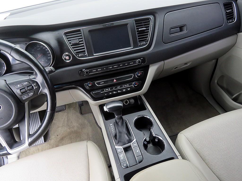 KIA Carnival - Vista 12