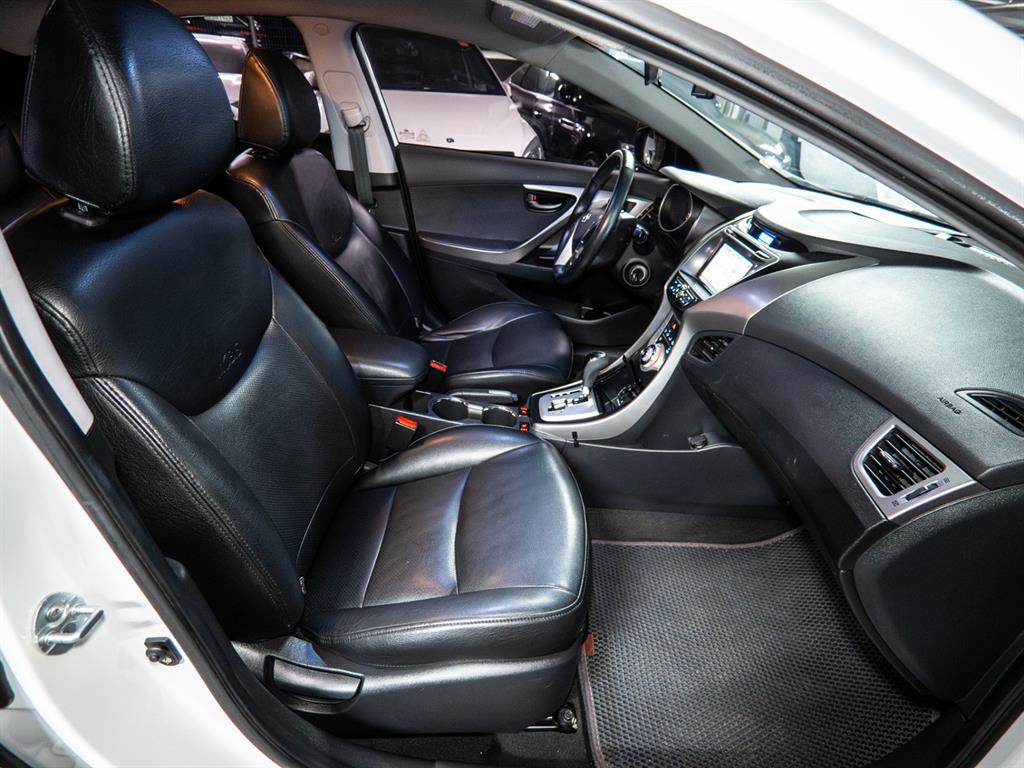 HYUNDAI Avante - Vista 10