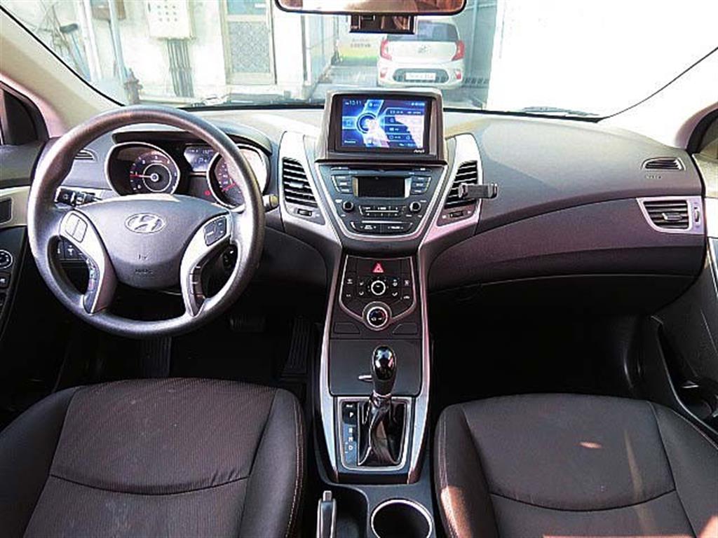 HYUNDAI Avante - Vista 9