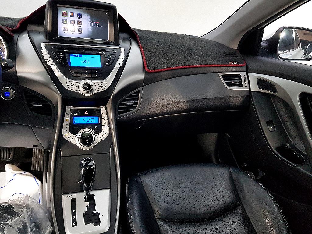 HYUNDAI Avante - Vista 10