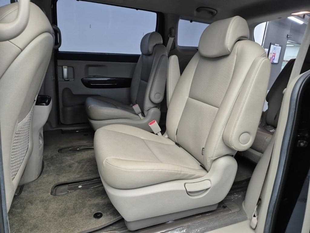 KIA Carnival - Vista 12