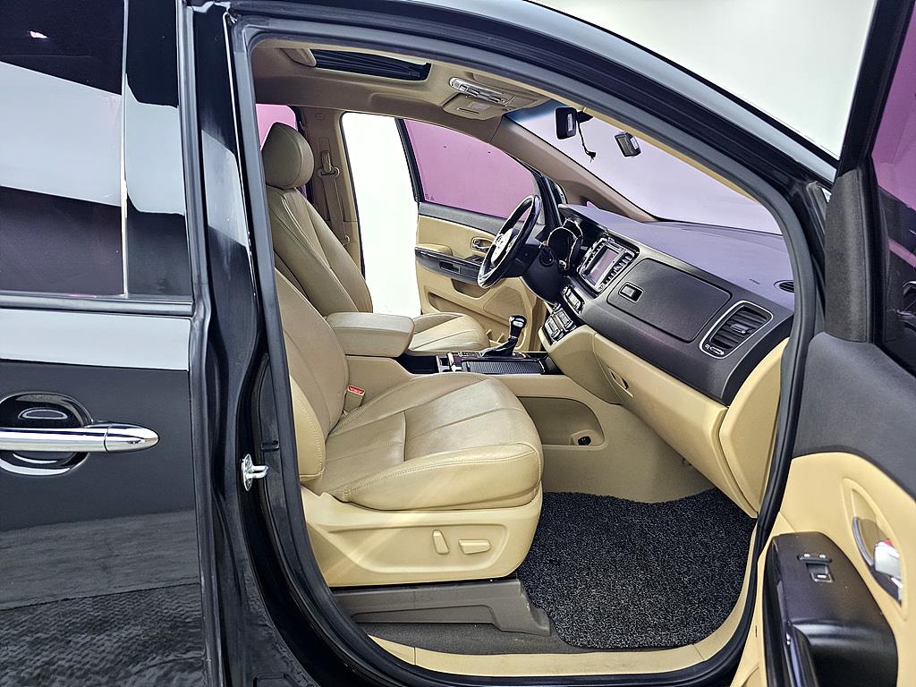 KIA Carnival - Vista 11