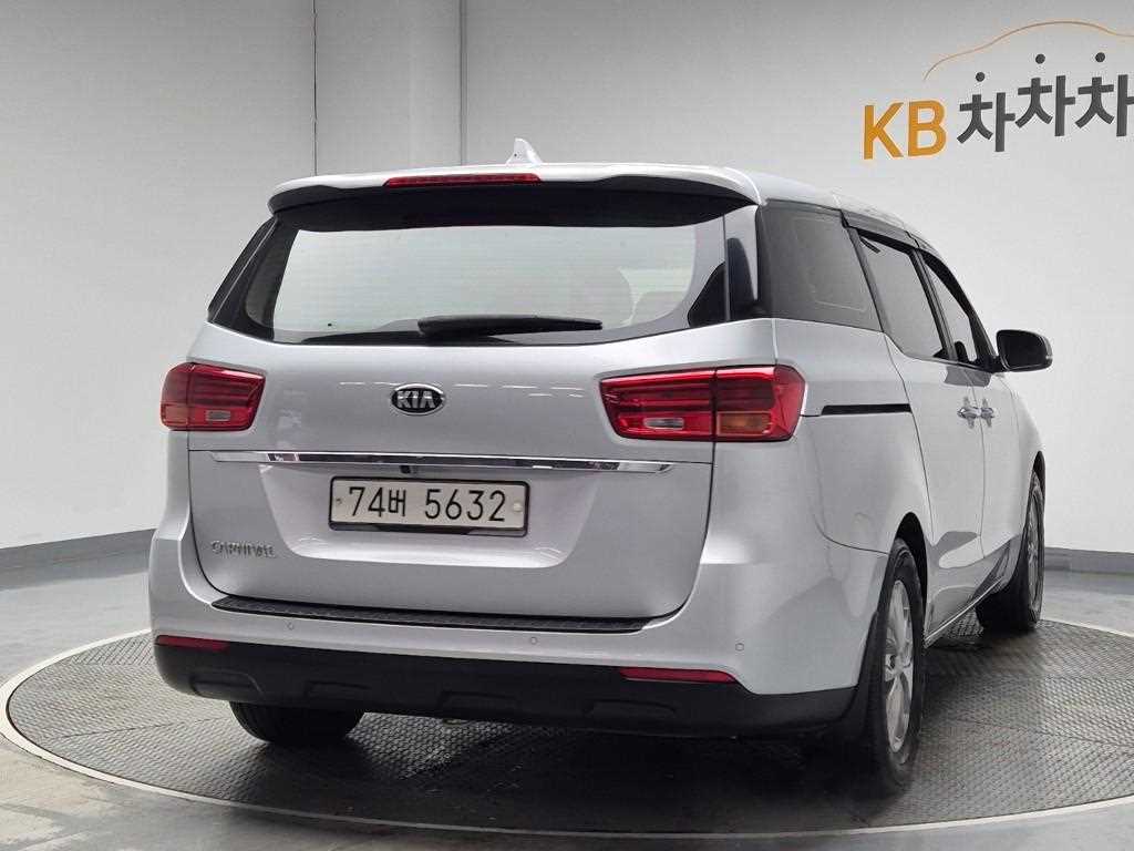 KIA Carnival - Vista 3