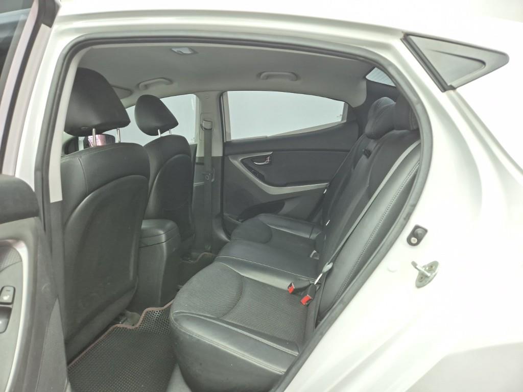 HYUNDAI Avante - Vista 12