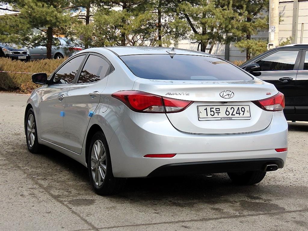 HYUNDAI Avante - Vista 3