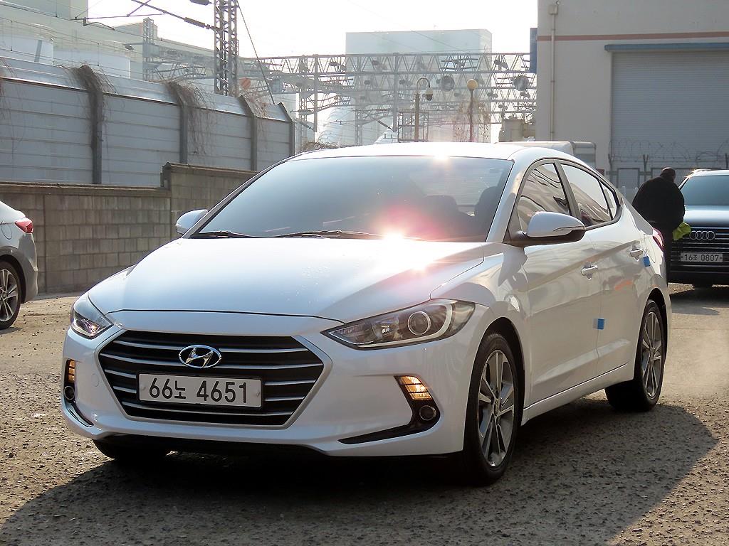 HYUNDAI Avante - Vista 2