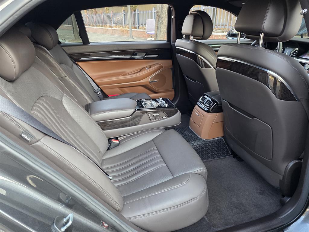 Genesis G90 - Vista 11