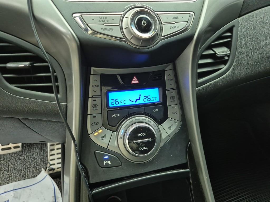 HYUNDAI Avante - Vista 10