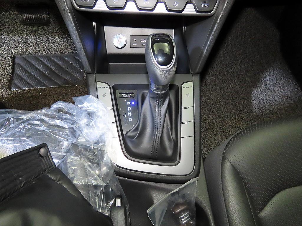 HYUNDAI Avante - Vista 12