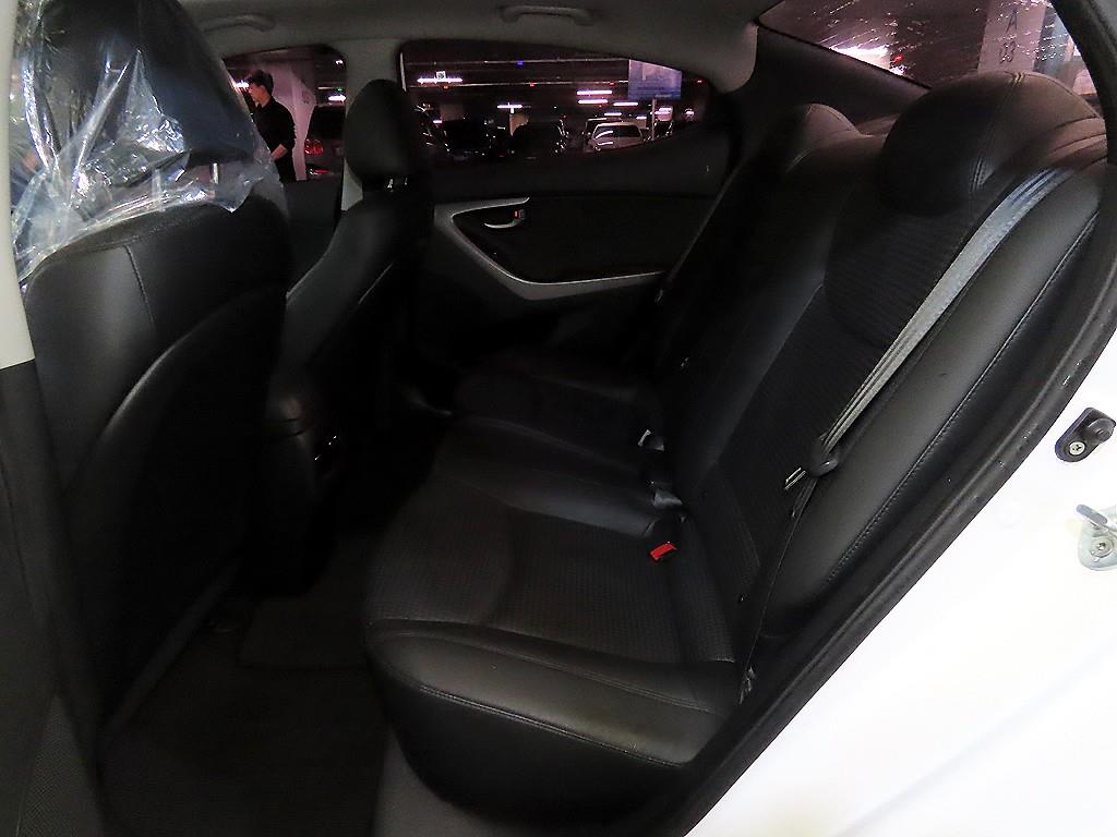 HYUNDAI Avante - Vista 7