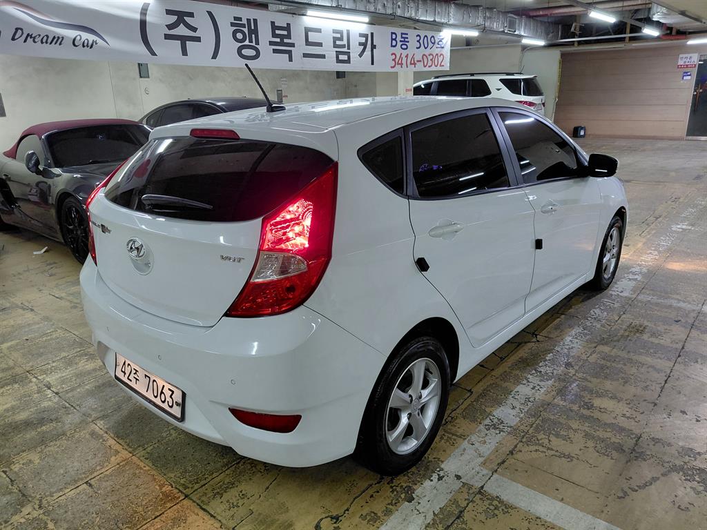 HYUNDAI Accent - Vista 4