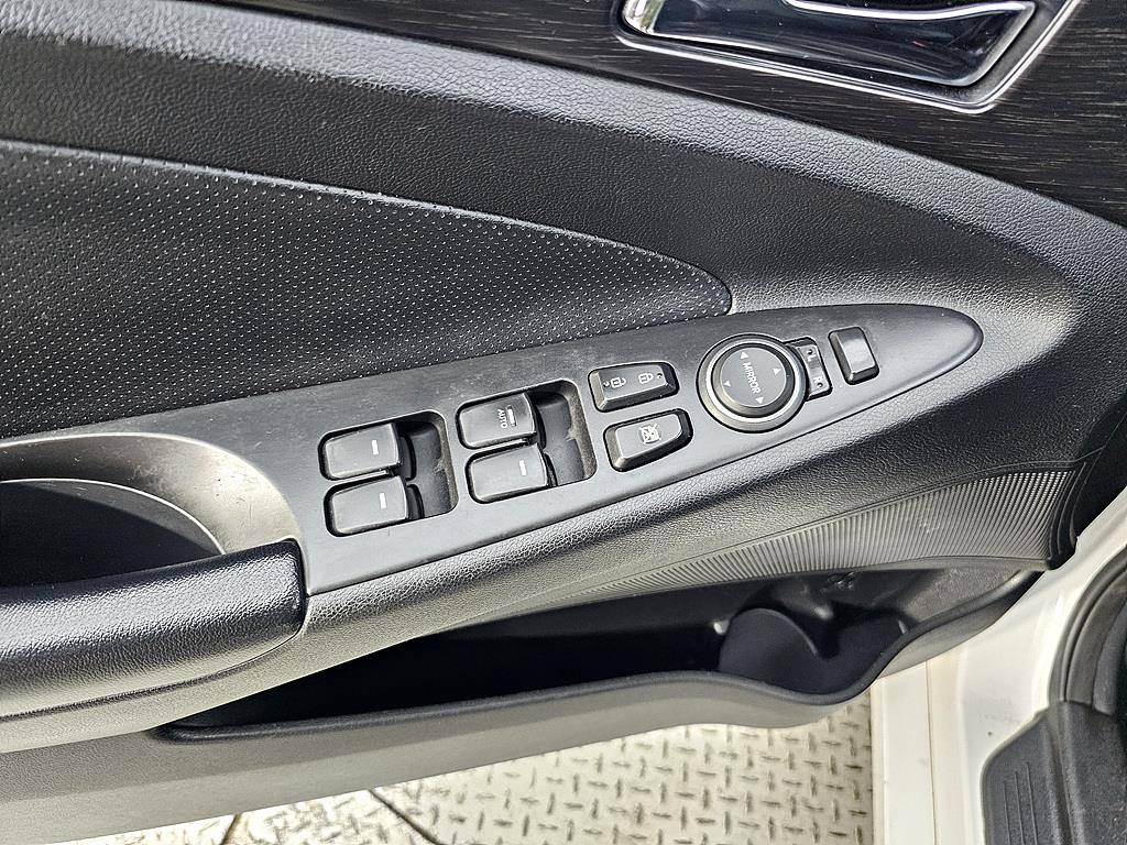 HYUNDAI Sonata - Vista 12