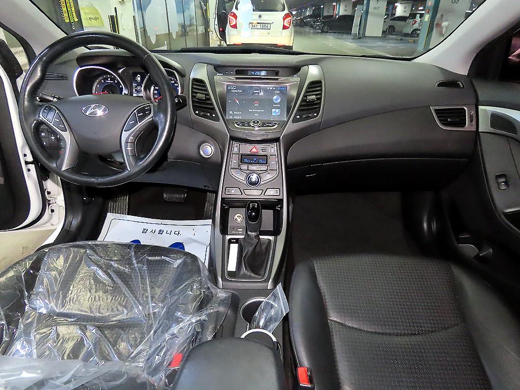 HYUNDAI Avante - Vista 10