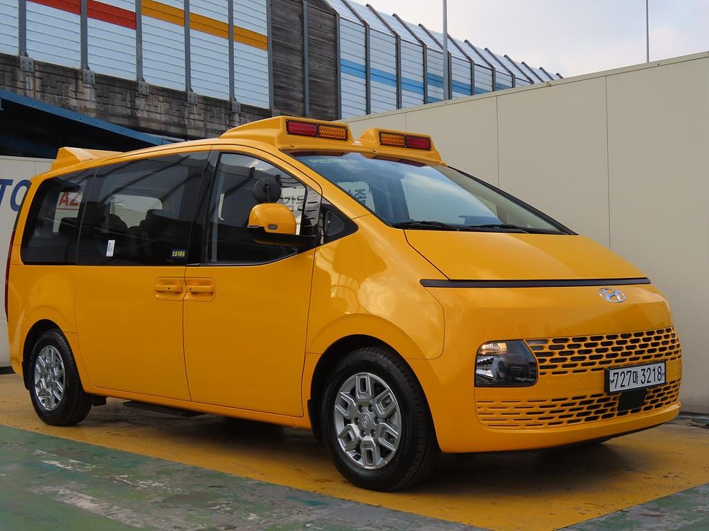 HYUNDAI Staria 2023 Amarillo - Importación desde Corea - HF Imports Iquique - Foto 1