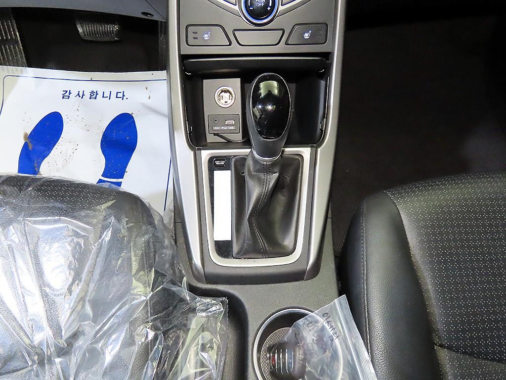 HYUNDAI Avante - Vista 12