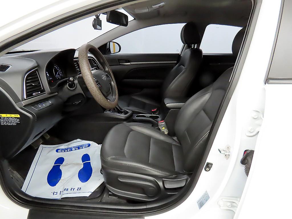 HYUNDAI Avante - Vista 5