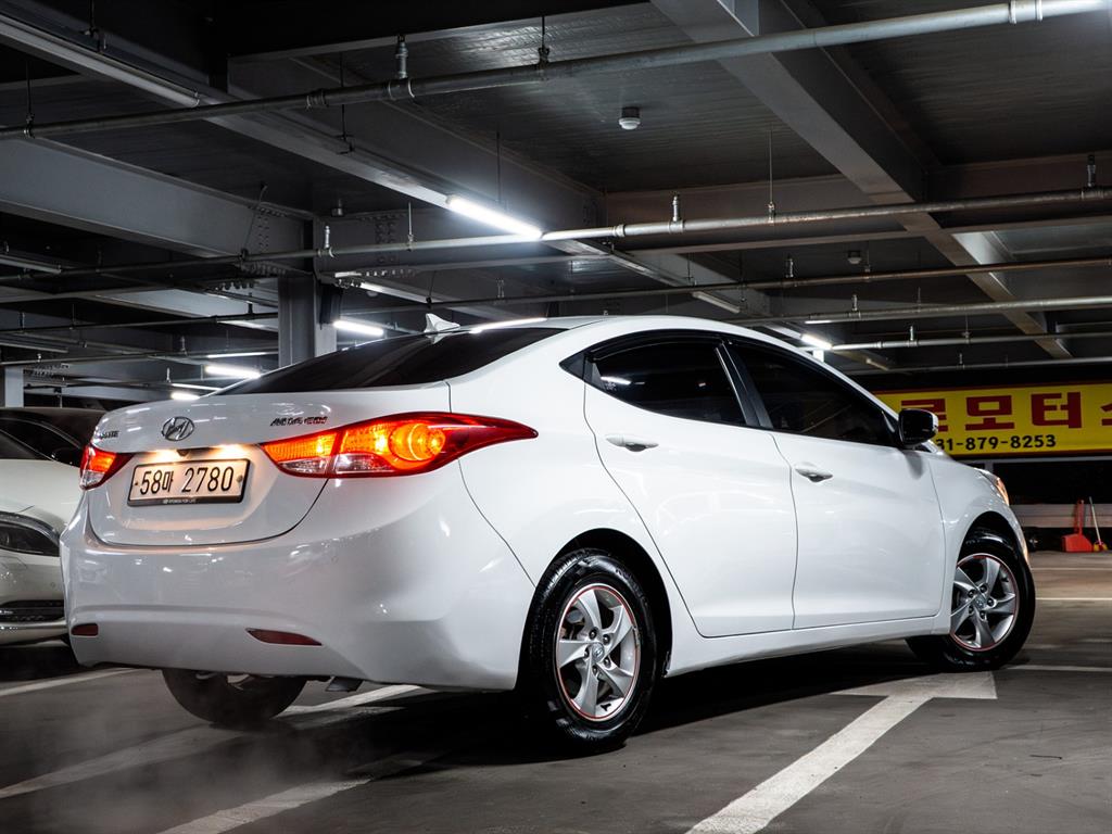 HYUNDAI Avante - Vista 3