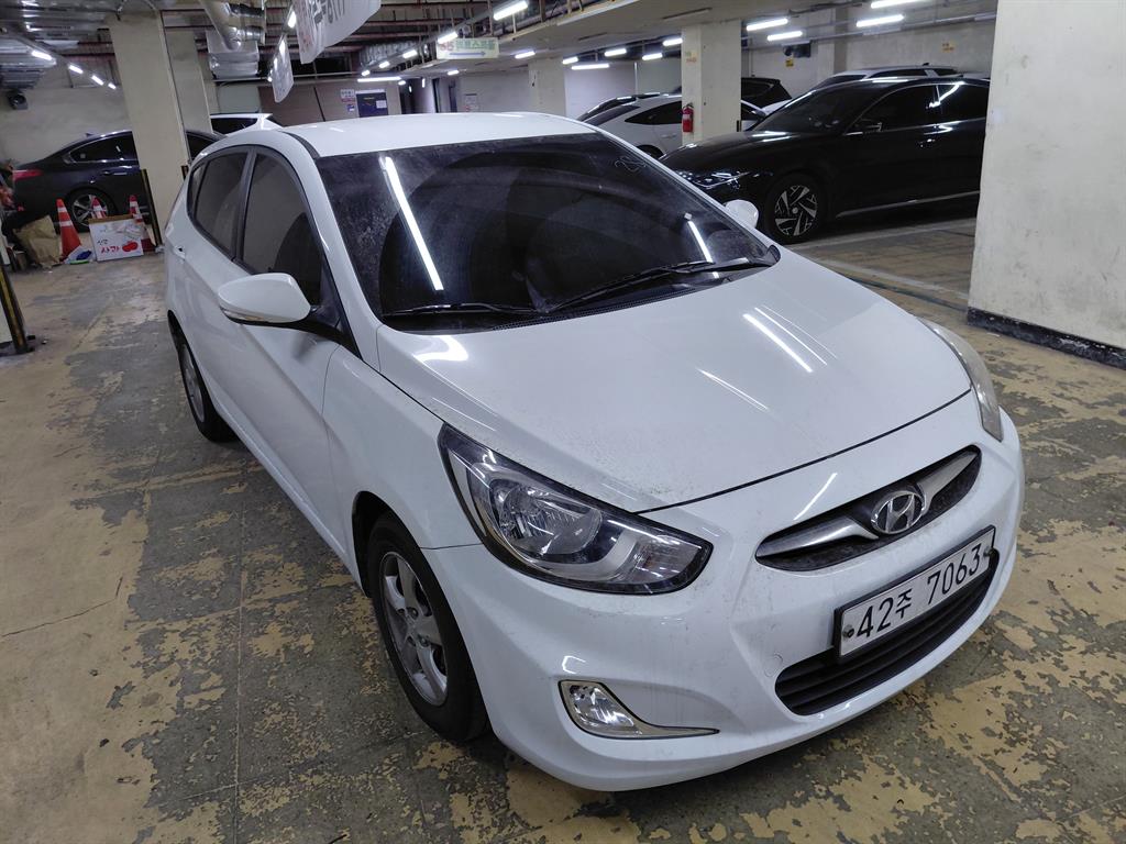 HYUNDAI Accent - Vista 3